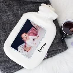 Weiße Wärmflasche mit Fotoaufdruck und Schneeflockenrahmen