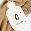 Weiße Wärmflasche mit Name und Initiale bedruckt