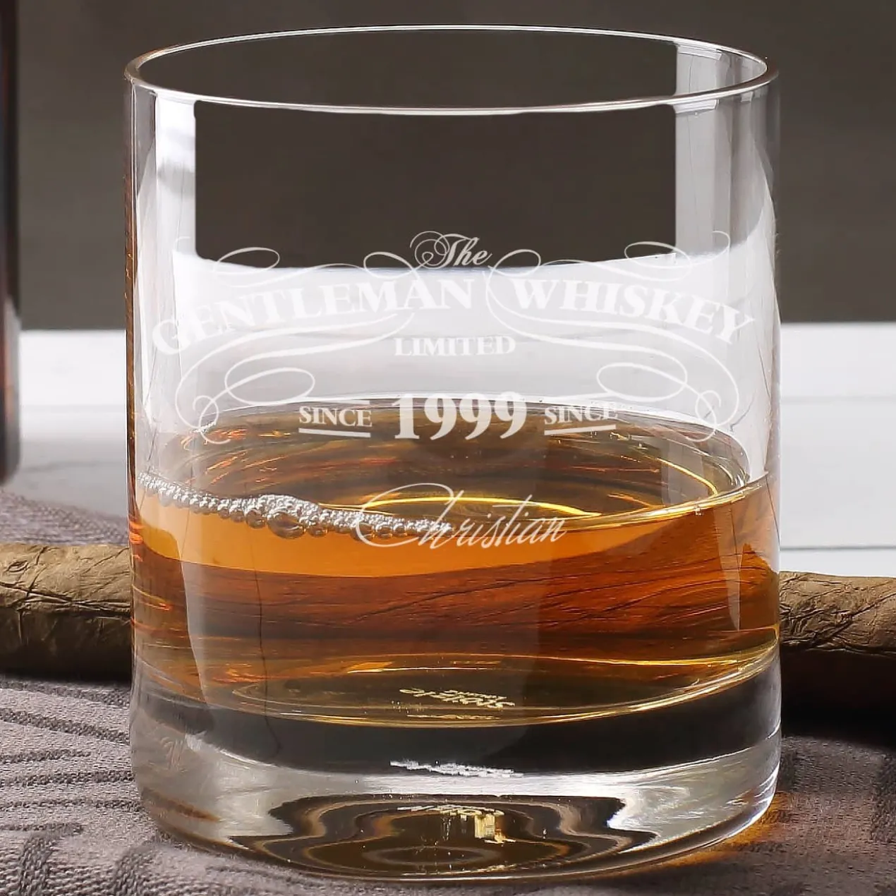 weihnachtliche Pappbox mit Ardbeg Mini Flasche und graviertem Whiskyglas