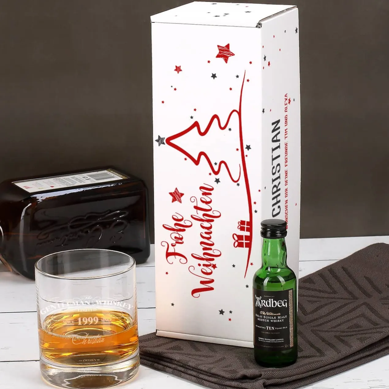 weihnachtliche Pappbox mit Ardbeg Mini Flasche und graviertem Whiskyglas