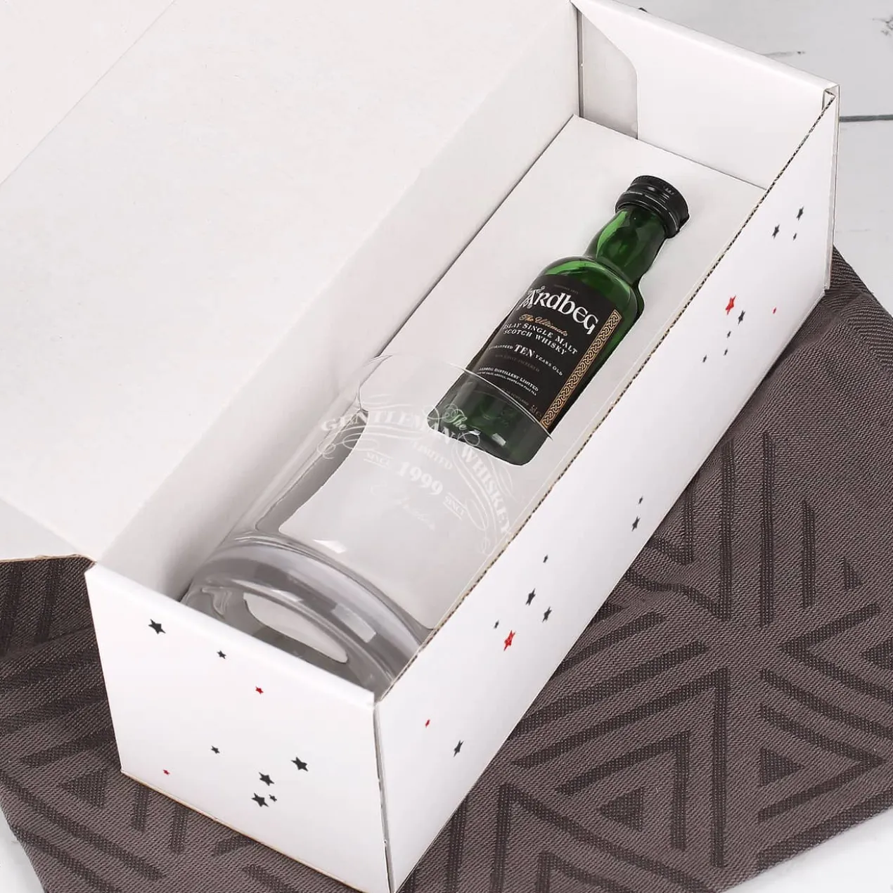 weihnachtliche Pappbox mit Ardbeg Mini Flasche und graviertem Whiskyglas