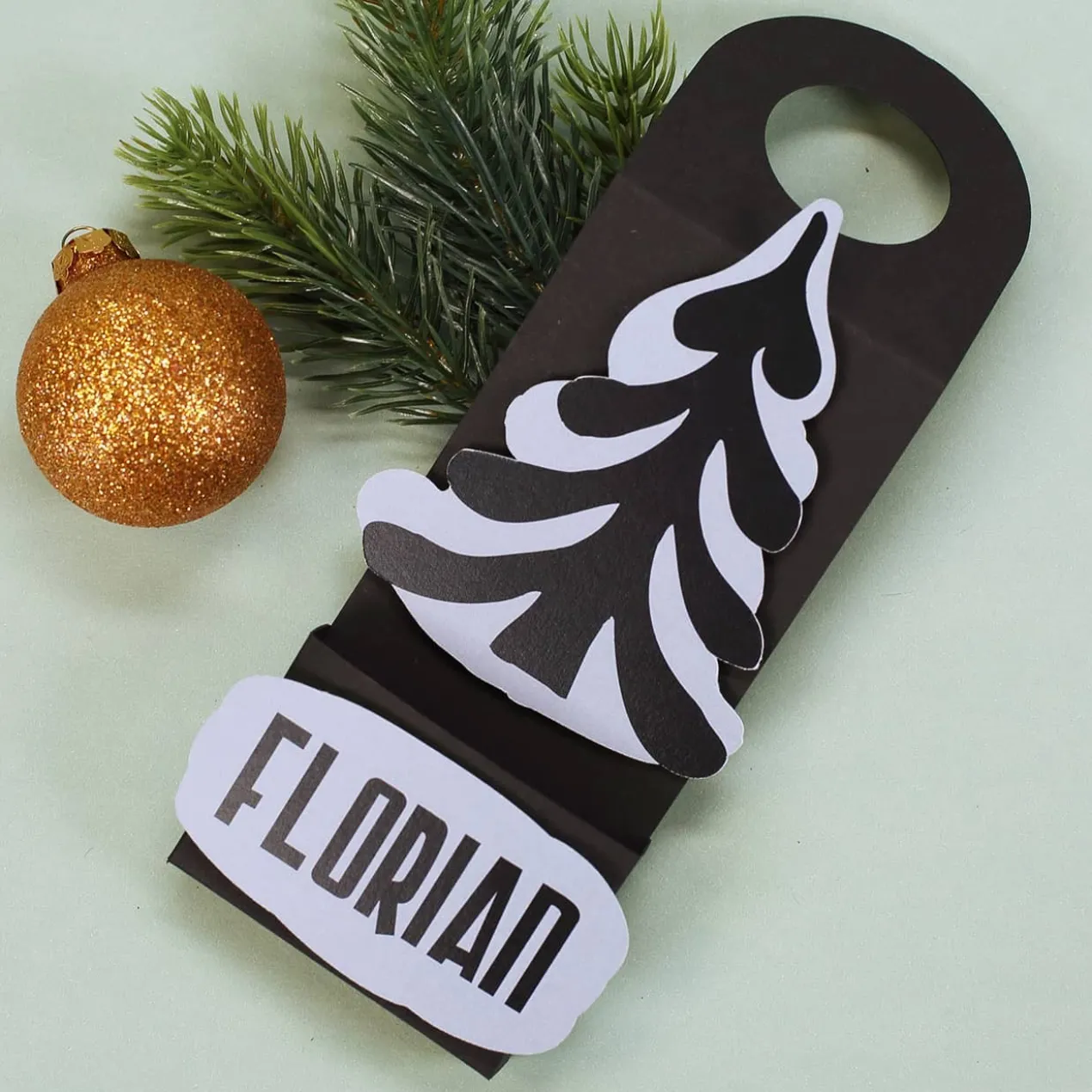 Weihnachtlicher Flaschenanhänger als Geldgeschenk zum selbst Befüllen