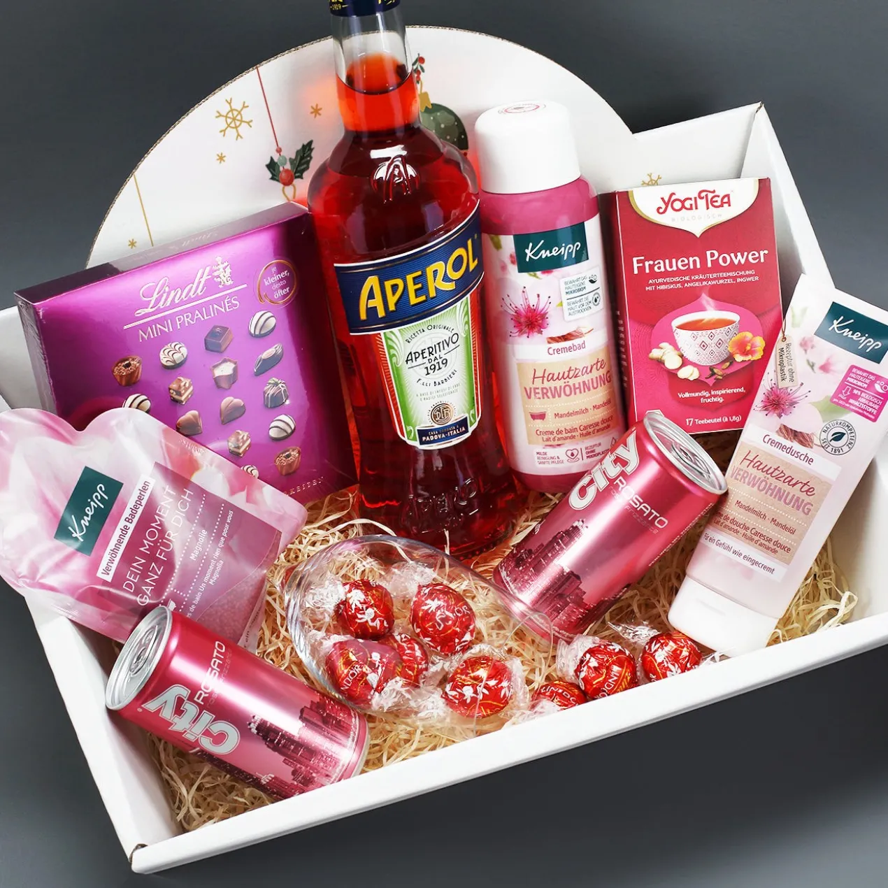 Weihnachtlicher Geschenkkorb mit Namensaufdruck und wahlweise Füllung