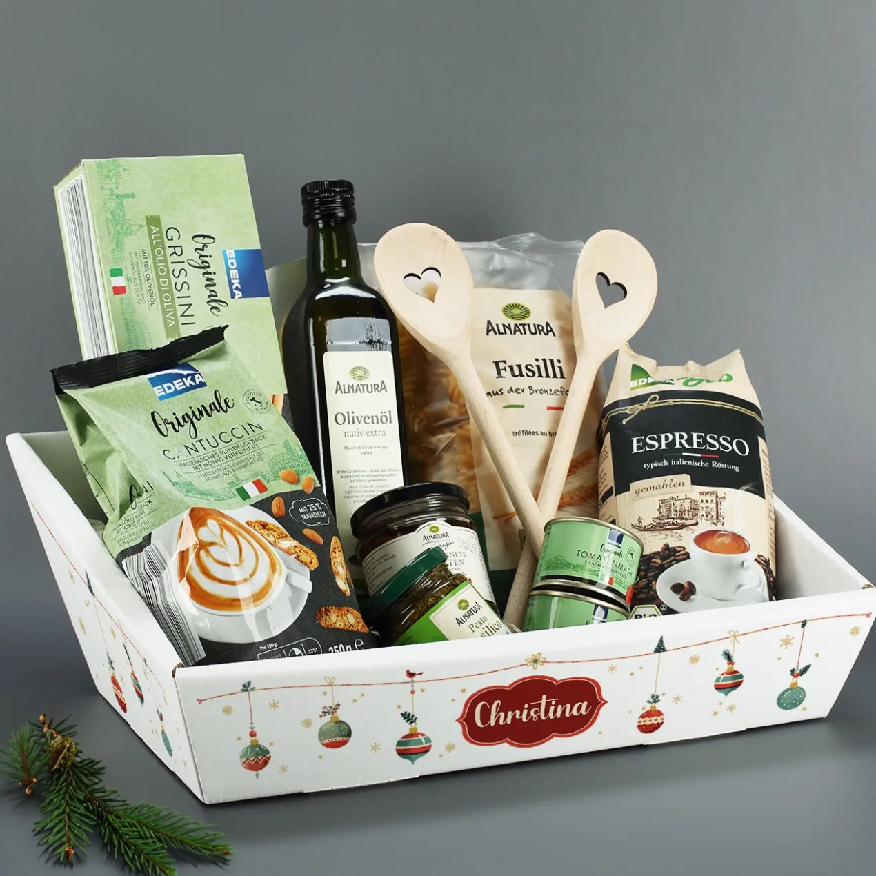Weihnachtlicher Geschenkkorb mit Namensaufdruck und wahlweise Füllung
