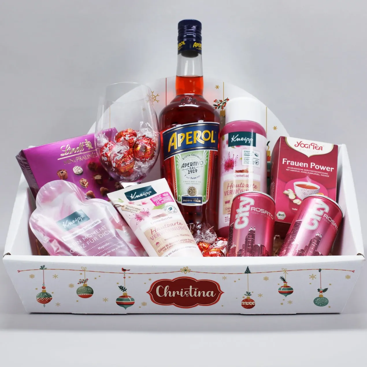 Weihnachtlicher Geschenkkorb mit Namensaufdruck und wahlweise Füllung