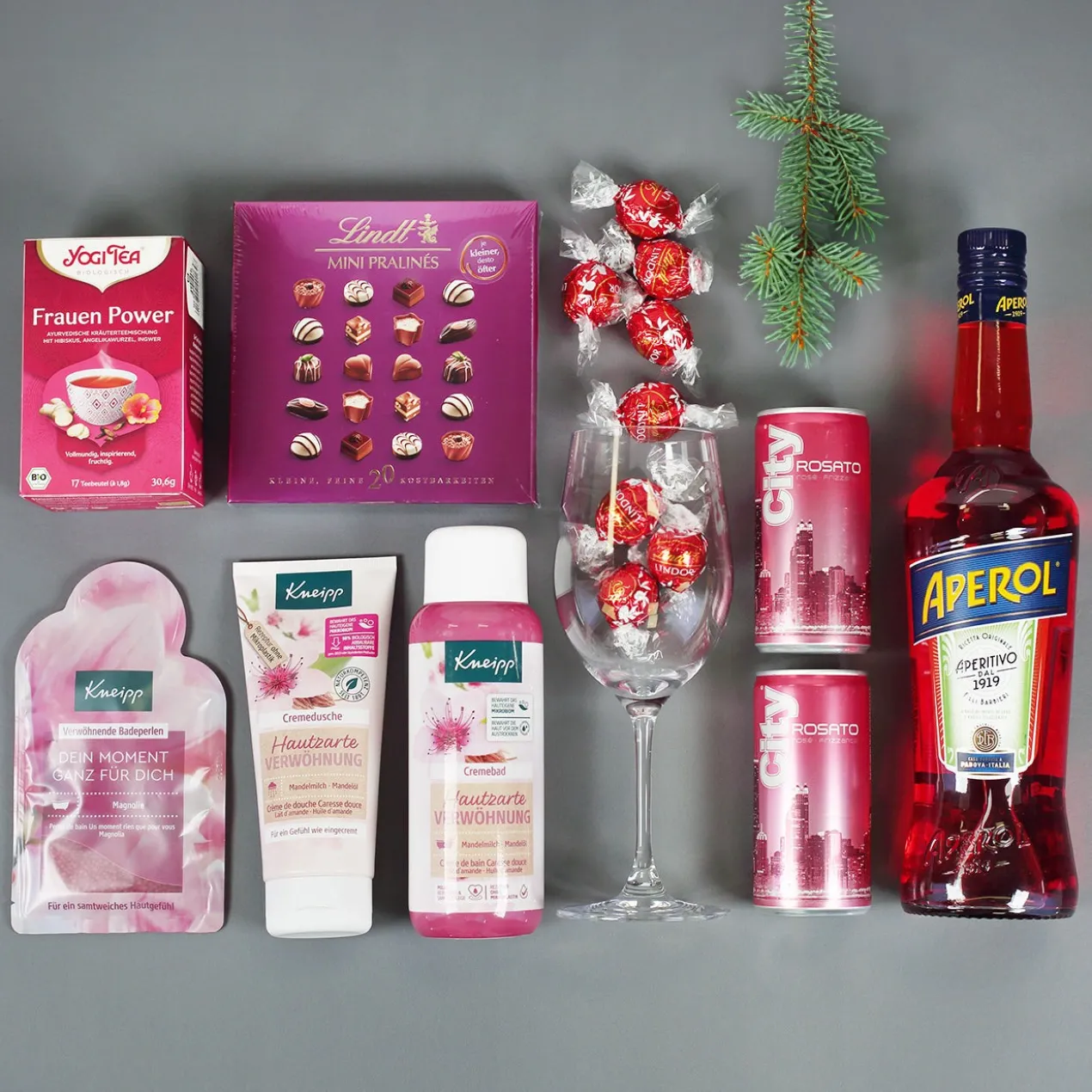 Weihnachtlicher Geschenkkorb mit Namensaufdruck und wahlweise Füllung