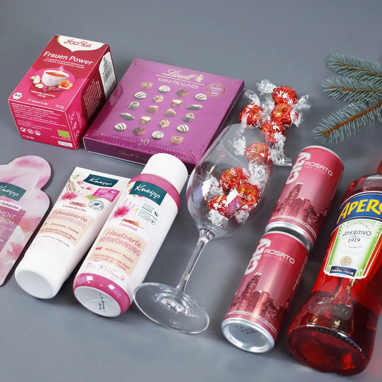 Weihnachtlicher Geschenkkorb mit Namensaufdruck und wahlweise Füllung