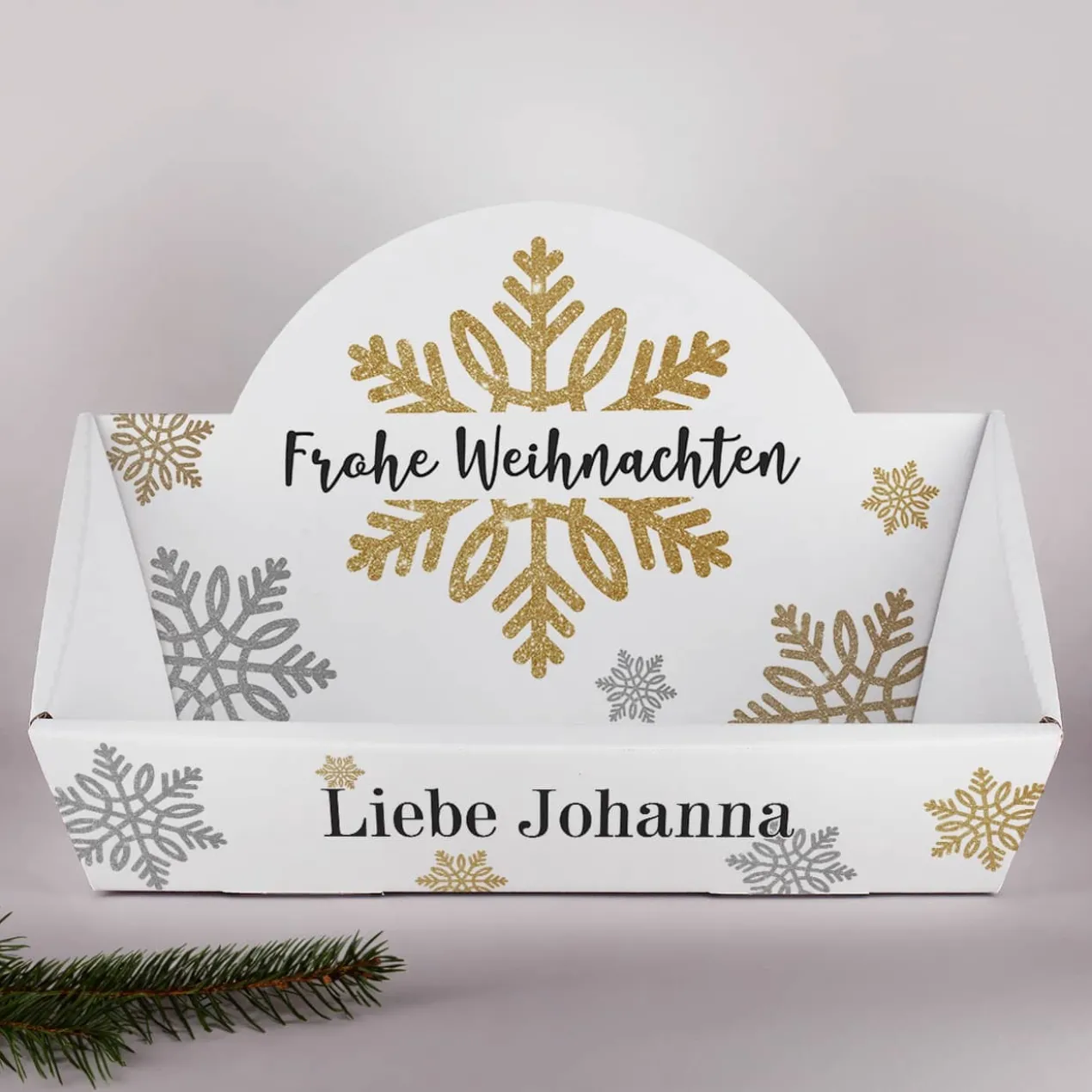 Weihnachtlicher Geschenkkorb aus Karton