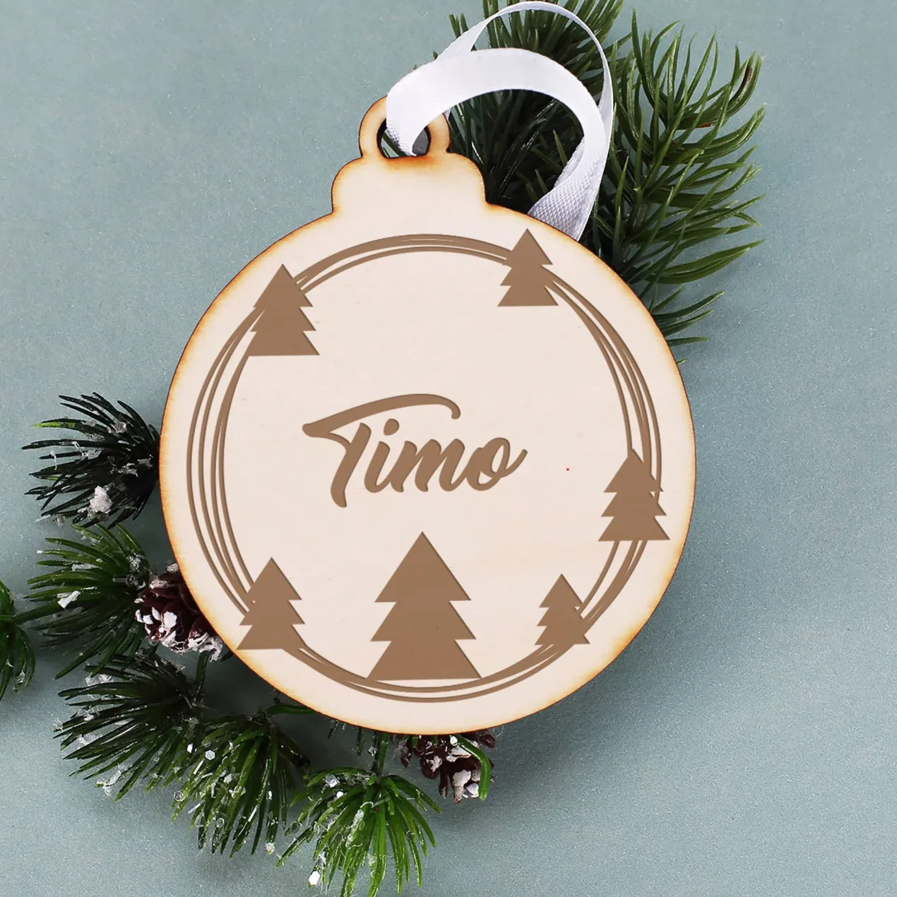 Weihnachtsbaumkugel aus Holz mit Name graviert in 5 Motiven