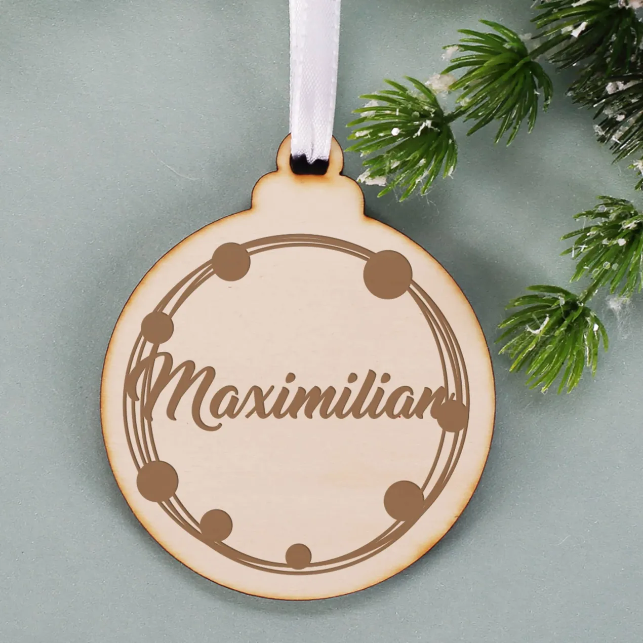 Weihnachtsbaumkugel aus Holz mit Name graviert in 5 Motiven