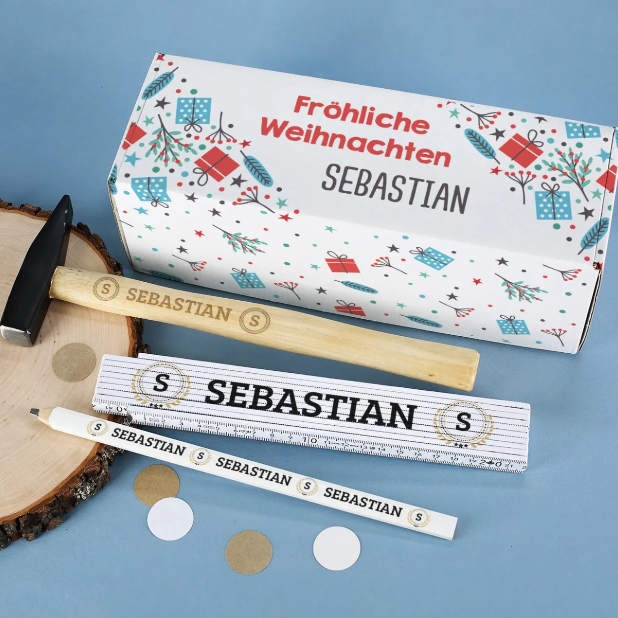 Weihnachtsgeschenk für Heimwerker mit Box, Hammer, Zollstock und Bleistift