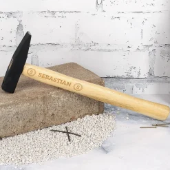 Weihnachtsgeschenk für Heimwerker mit Box, Hammer, Zollstock und Bleistift