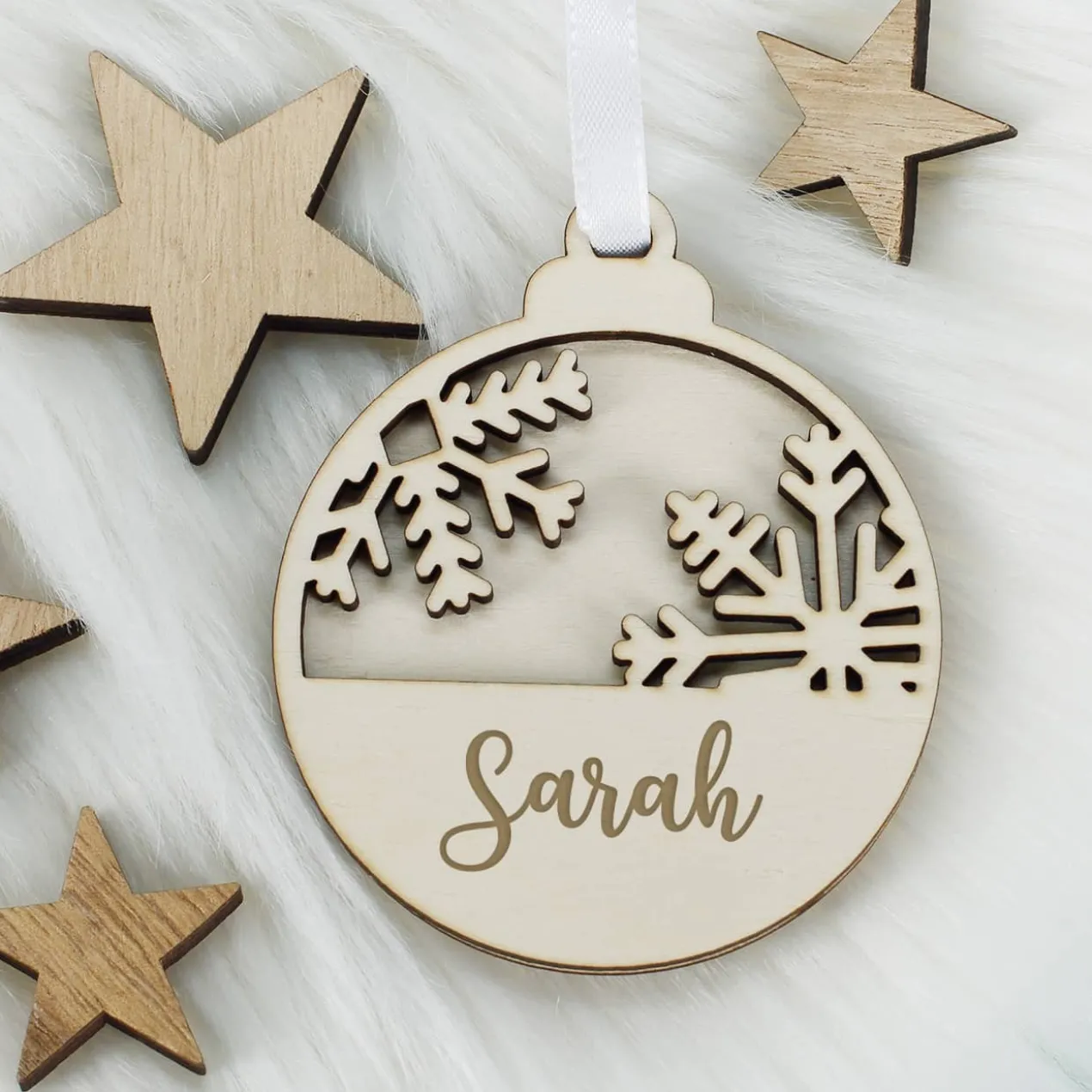 Weihnachtskugel aus Holz mit Schneeflockenmotiv und Namensgravur