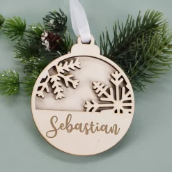 Weihnachtskugel aus Holz mit Schneeflockenmotiv und Namensgravur