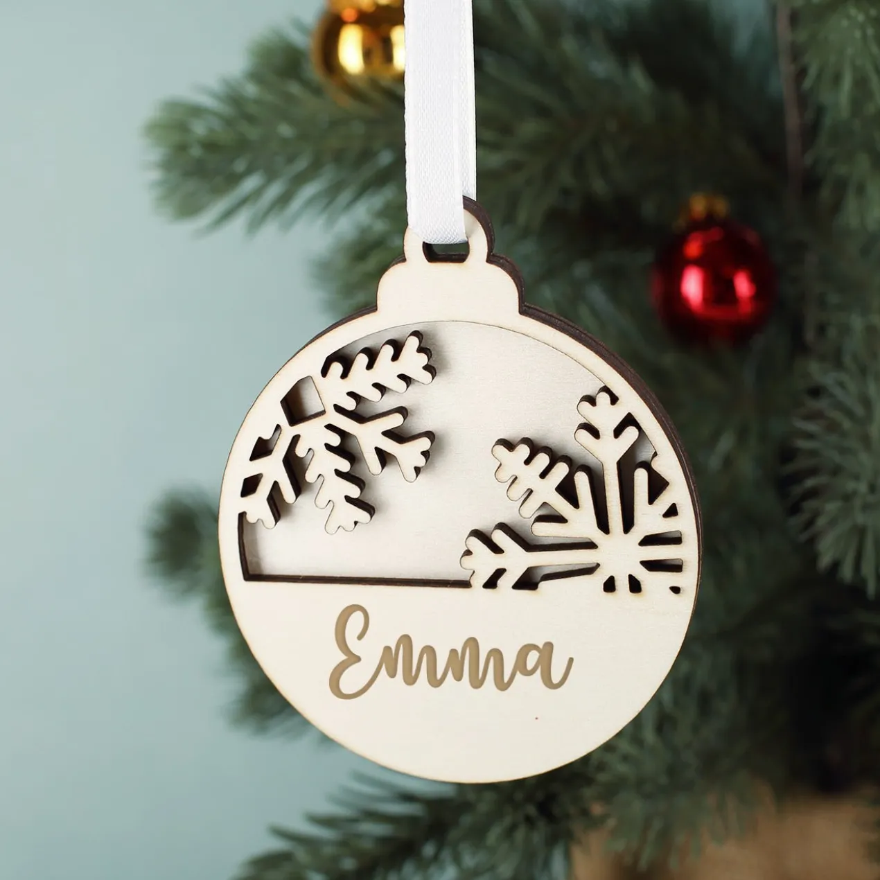 Weihnachtskugel aus Holz mit Schneeflockenmotiv und Namensgravur