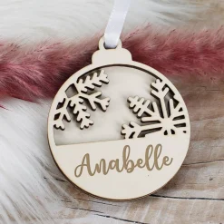 Weihnachtskugel aus Holz mit Schneeflockenmotiv und Namensgravur