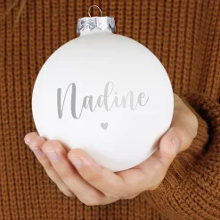 Weihnachtskugel mit Ihrem Wunschnamen und kleinem Herzchen graviert