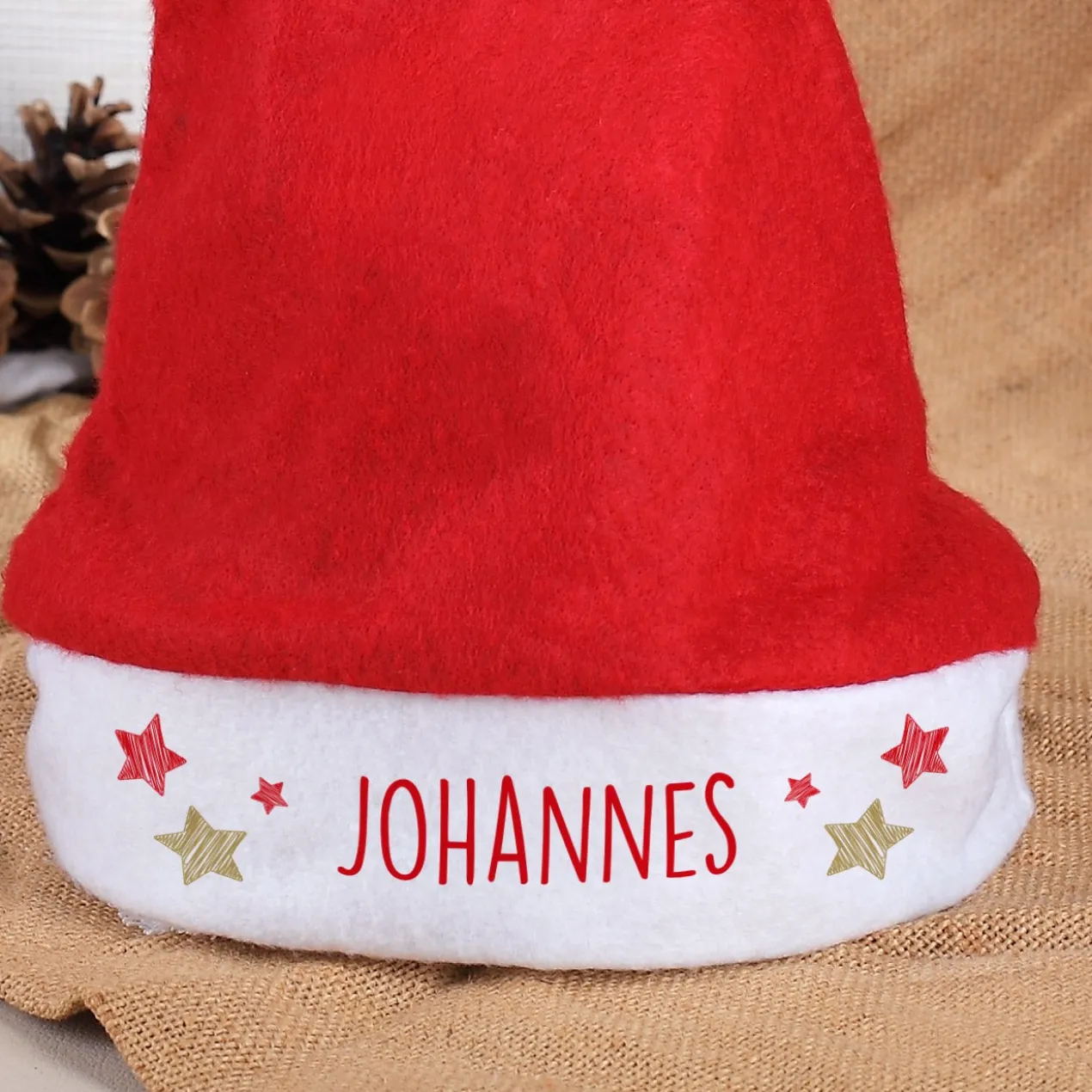 Weihnachtsmütze mit Namensaufdruck und Sternchen