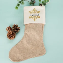 Weihnachtssocke mit goldenem Schneeflockenmotiv und Name bedruckt