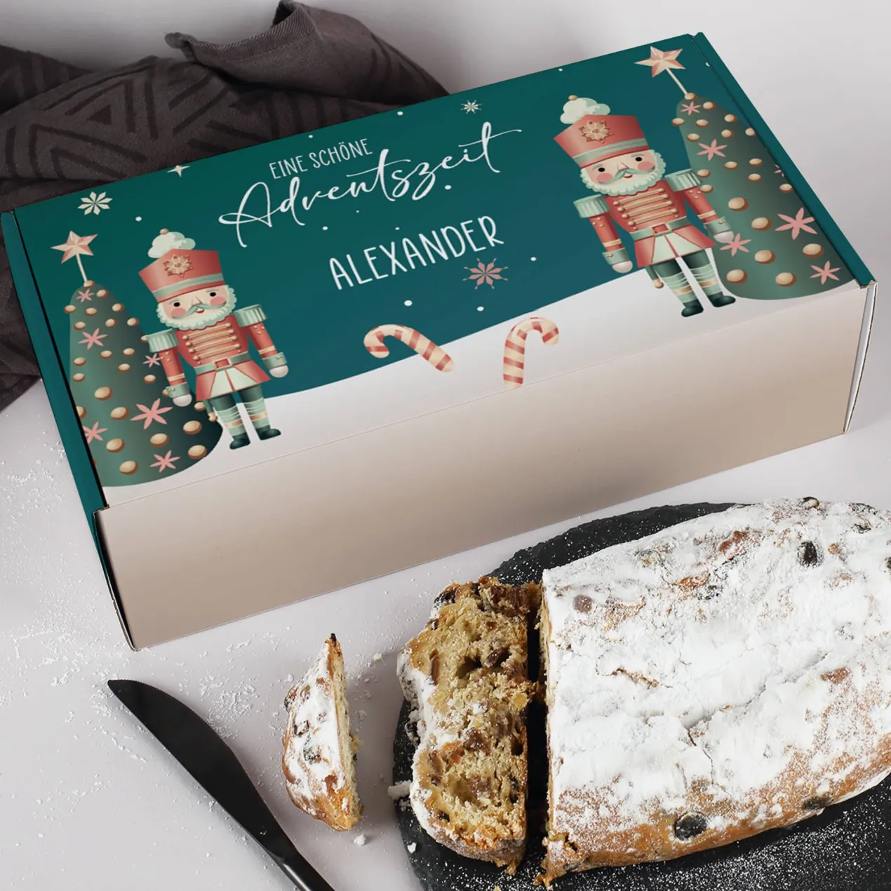 Weihnachtsstollen mit personalisierter Verpackung im Nussknacker Motiv