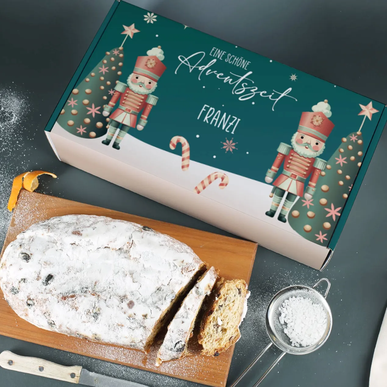 Weihnachtsstollen mit personalisierter Verpackung im Nussknacker Motiv