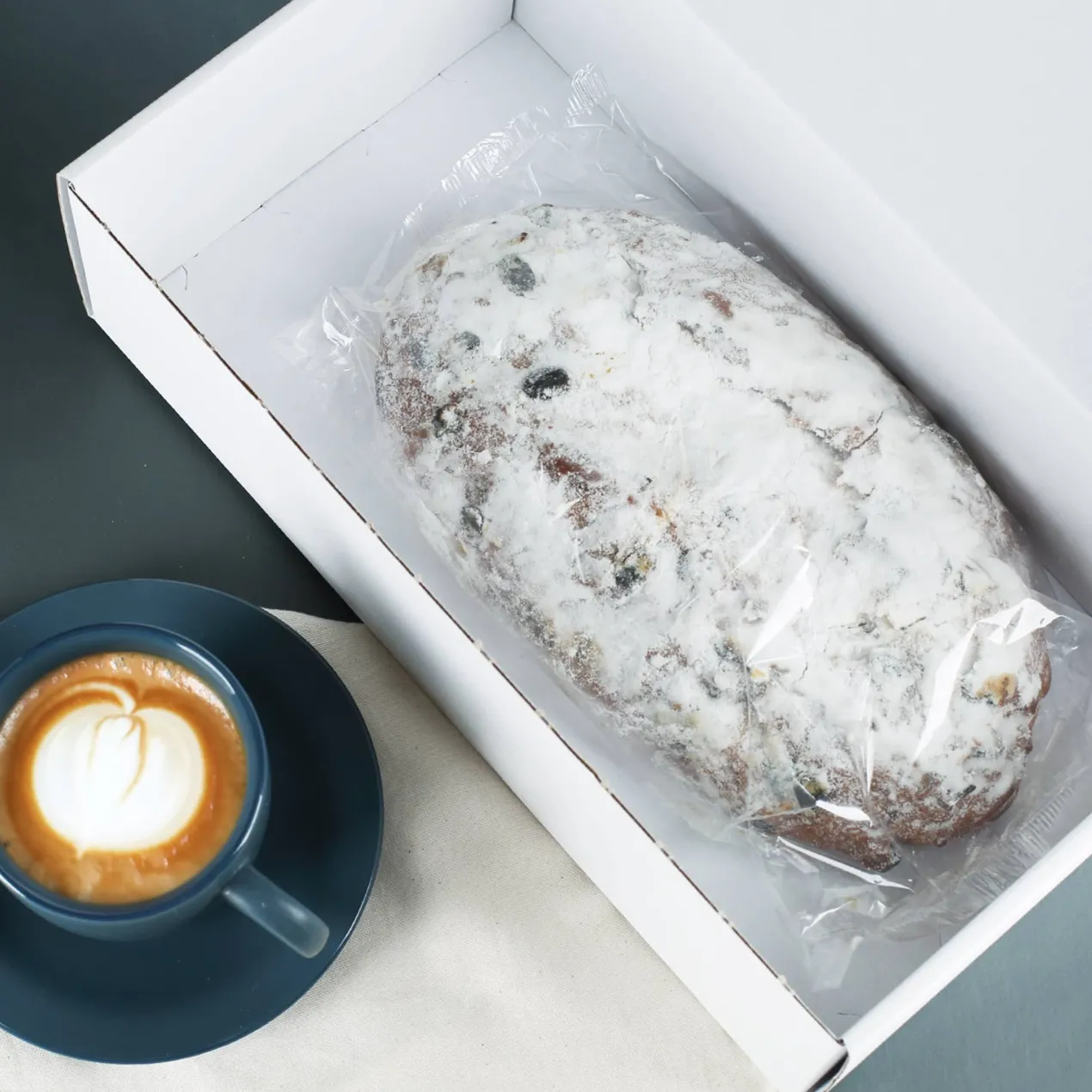 Weihnachtsstollen mit personalisierter Verpackung im Nussknacker Motiv