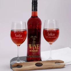 Weingeschenk Set - It`s Wine o`clock! - mit gravierter Weinflasche, Weingläsern und Weinbutler