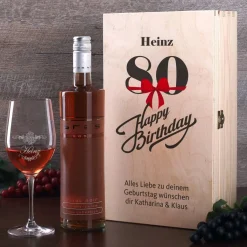 Weingeschenkset zum 80. Geburtstag mit graviertem Weinglas und Flasche in bedruckter Holzbox