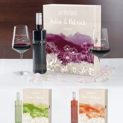 Wein-Geschenkset zur Hochzeit mit zwei gravierten Gläsern in einer persönlich gestalteten Holzbox