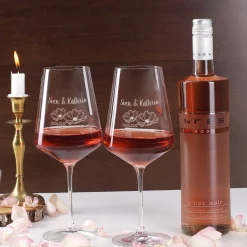 Wein-Geschenkset zur Hochzeit mit zwei gravierten Gläsern in einer persönlich gestalteten Holzbox