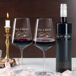 Wein-Geschenkset zur Hochzeit mit zwei gravierten Gläsern in einer persönlich gestalteten Holzbox