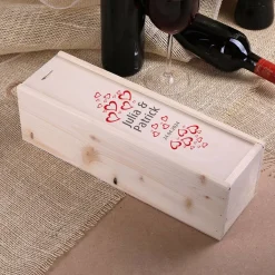 Wein-Geschenkverpackung aus Holz zur Hochzeit mit Herzen und Namen