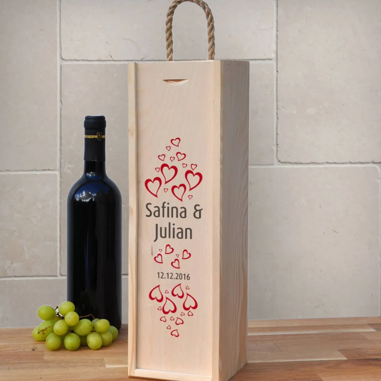 Wein-Geschenkverpackung aus Holz zur Hochzeit mit Herzen und Namen