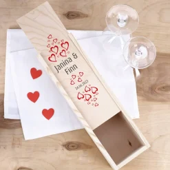 Wein-Geschenkverpackung aus Holz zur Hochzeit mit Herzen und Namen