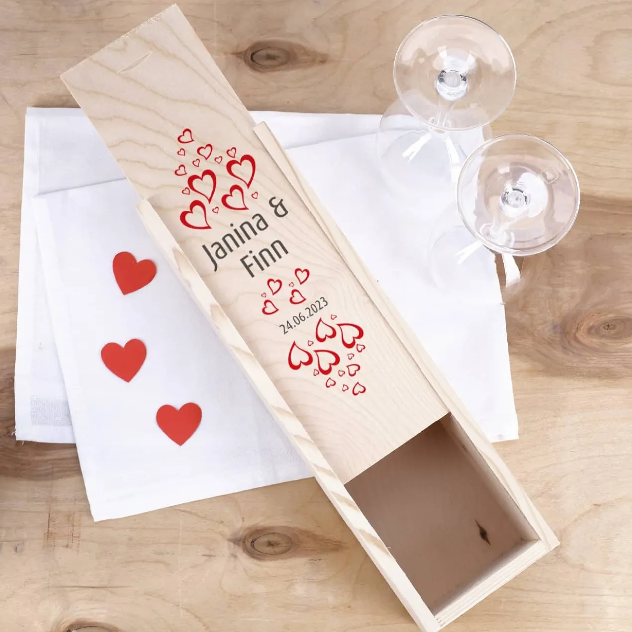 Wein-Geschenkverpackung aus Holz zur Hochzeit mit Herzen und Namen