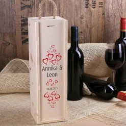 Wein-Geschenkverpackung aus Holz zur Hochzeit mit Herzen und Namen