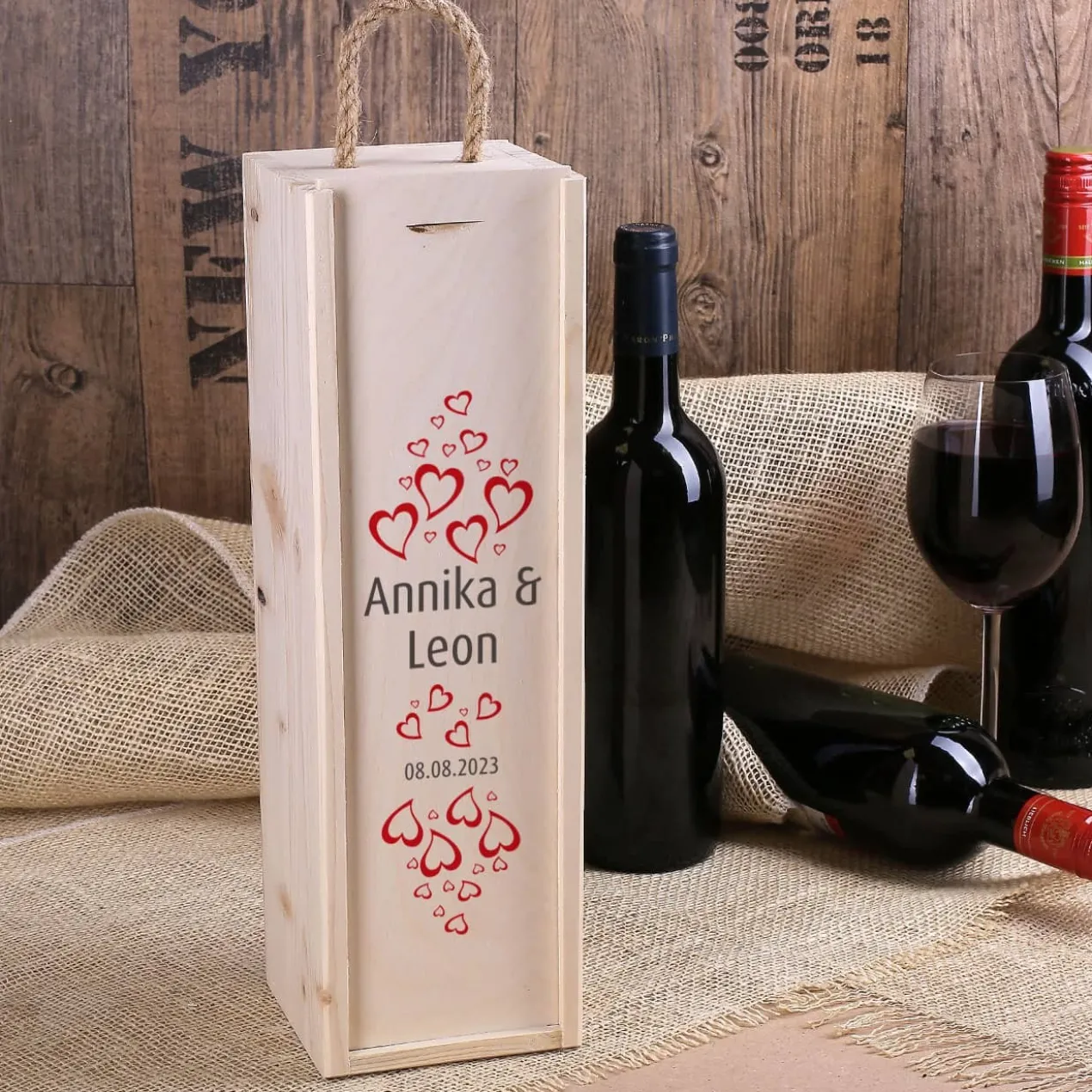 Wein-Geschenkverpackung aus Holz zur Hochzeit mit Herzen und Namen