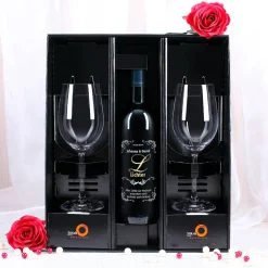 Weinglas-Set mit gravierter Rotweinflasche zur Hochzeit in edler Geschenkbox