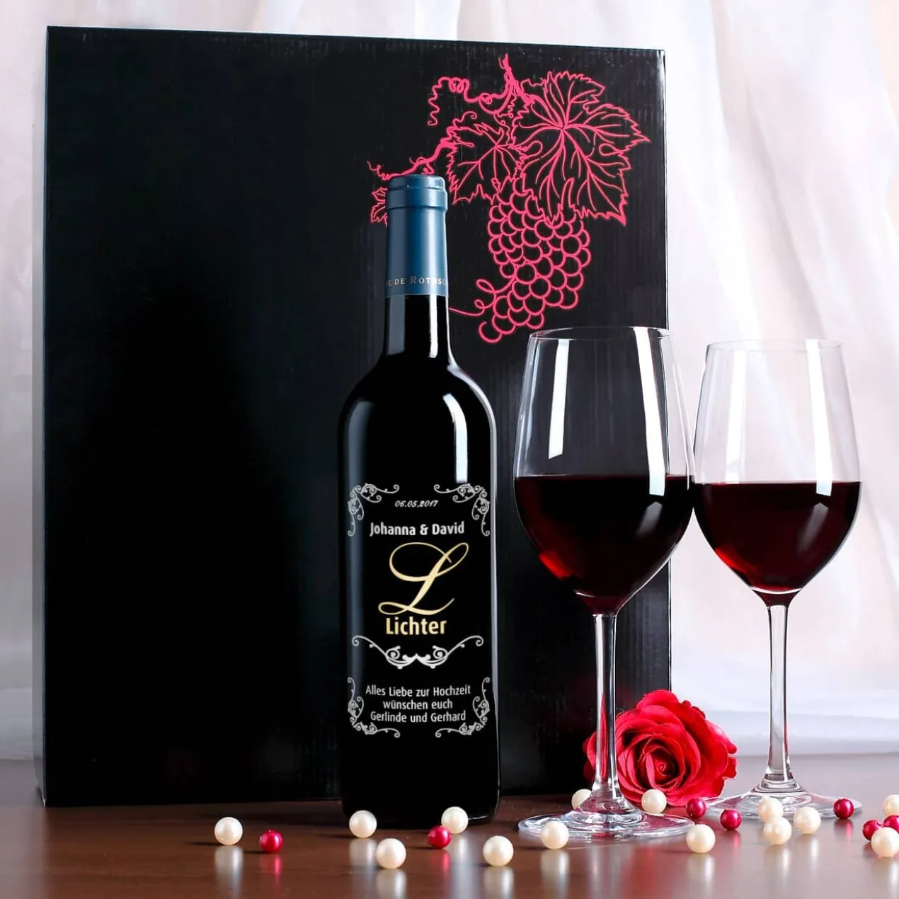 Weinglas-Set mit gravierter Rotweinflasche zur Hochzeit in edler Geschenkbox