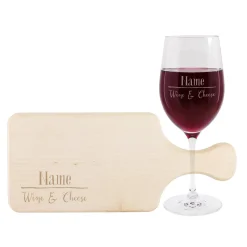 Weinglas und Holzbrett graviert mit Wine & Cheese und Name