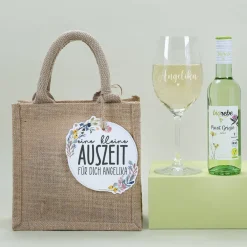 Weinset - Auszeit für dich - mit Biorebe Wein, graviertem Glas und Geschenktüte