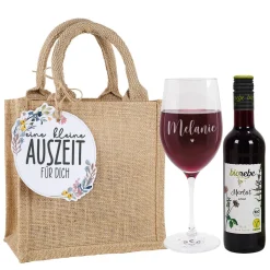 Weinset - Auszeit für dich - mit Biorebe Wein, graviertem Glas und Geschenktüte