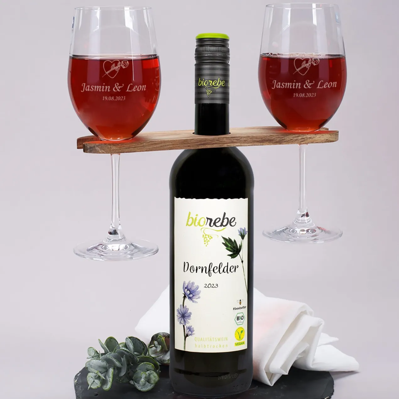 Wein-Set mit zwei Weingläsern, Weinbutler und bienenfreundlichem Biorebe Wein | Geschenk zur Hochzeit