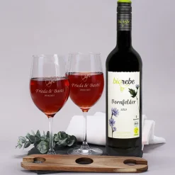 Wein-Set mit zwei Weingläsern, Weinbutler und bienenfreundlichem Biorebe Wein | Geschenk zur Hochzeit