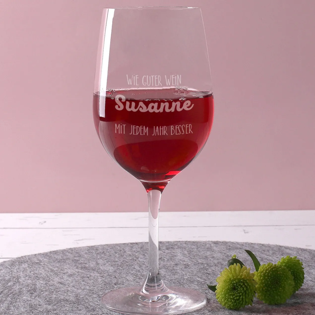 Wein-Set zum Geburtstag mit graviertem Glas in weißer Geschenkbox