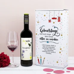 Wein-Set zum Geburtstag mit graviertem Glas in weißer Geschenkbox