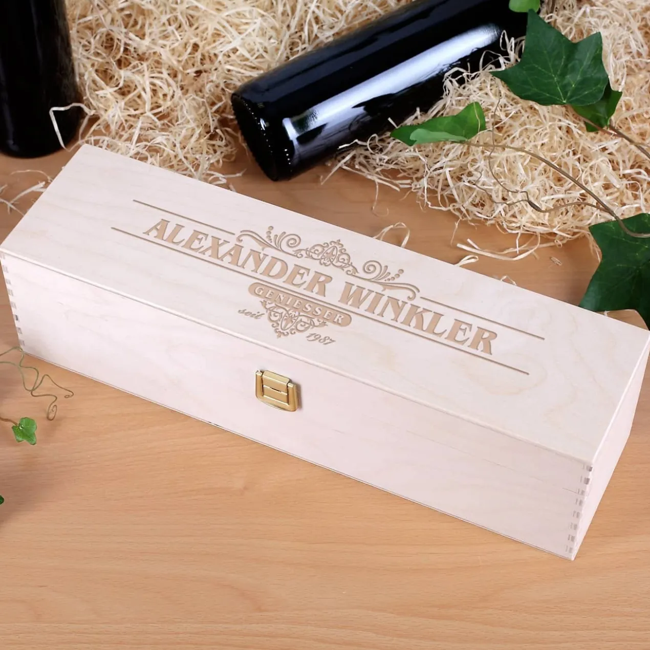 Weinverpackung aus Holz mit Namen und Geburtsjahr
