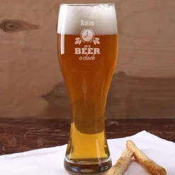 Weizenbierglas Beer o'clock mit Namensgravur in zwei Größen