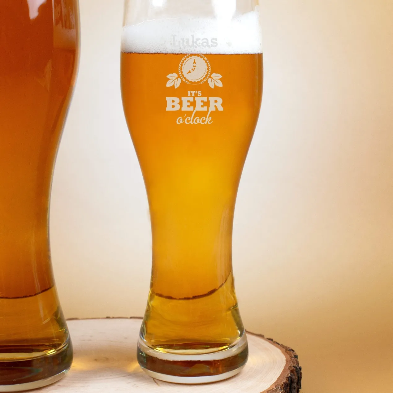 Weizenbierglas Beer o'clock mit Namensgravur in zwei Größen