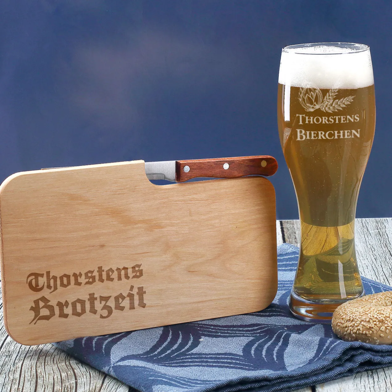 Weizenbierglas und Messerbrett Brotzeit mit Wunschnamen graviert